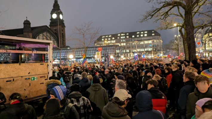 Eine große Menschenmenge steht vor dem Hamburger Hauptbahnhof